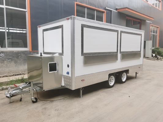 Camion di fast-food a disposizione di chioschi di ristoro