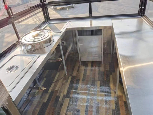 Camion di fast food con materie prime di grano e caffè caldo