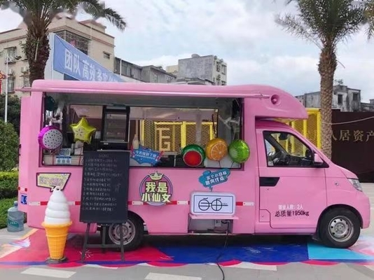 Cartone da caffè con cucina completa e frigorifero a refrigerazione