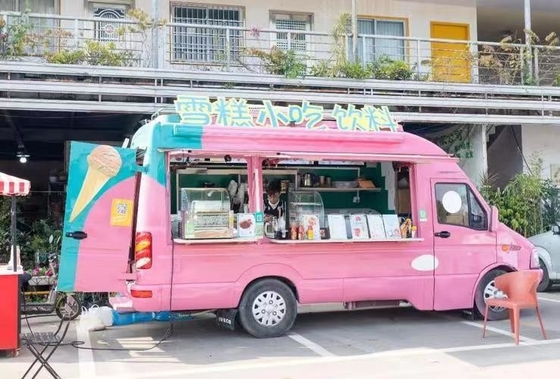 Cartone da caffè con cucina completa e frigorifero a refrigerazione