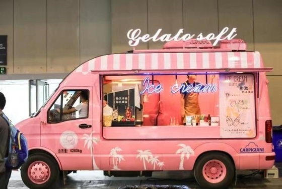 Cartone da caffè con cucina completa e frigorifero a refrigerazione