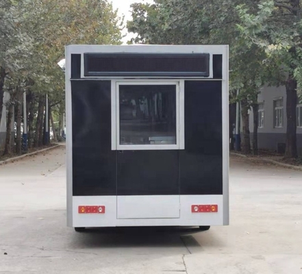 Vendite mobili di vari prodotti con chiosco di fast food per strada all'aperto