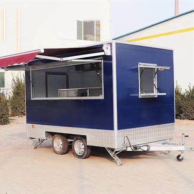 Vendite mobili di vari prodotti con chiosco di fast food per strada all'aperto