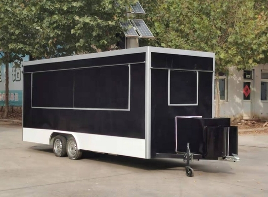 Vendite mobili di vari prodotti con chiosco di fast food per strada all'aperto