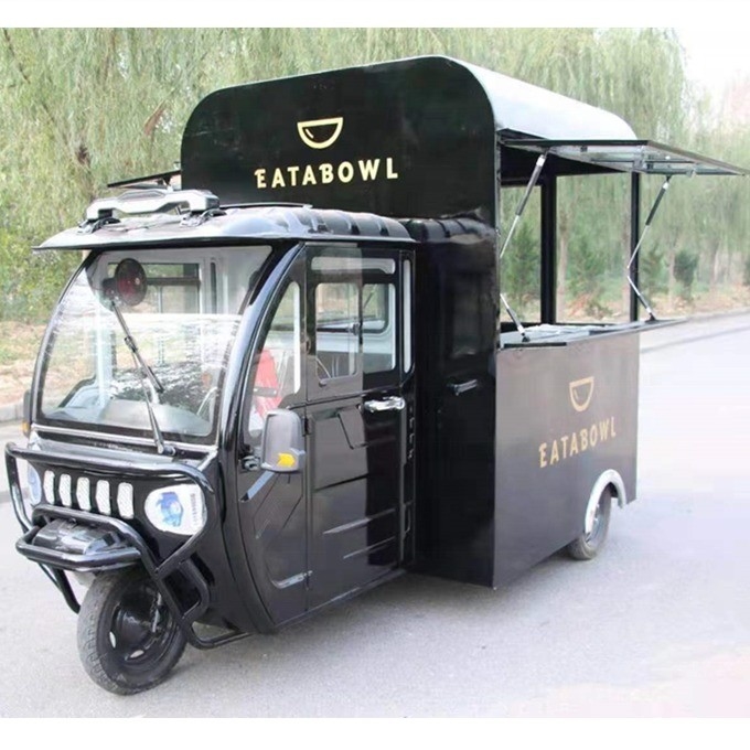 Vivi la comodità di uno snack alimentare a base di noci e di uno scooter elettrico