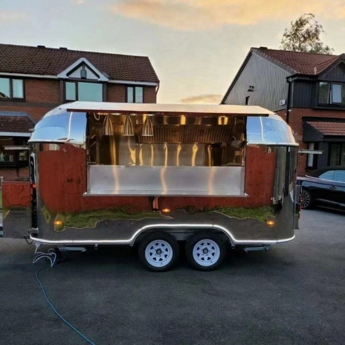 35KM-75KM/H Food Truck Catering Trailer con facile funzionamento e cucina completamente attrezzata